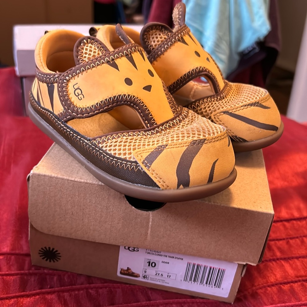 Boys Ugg sandals